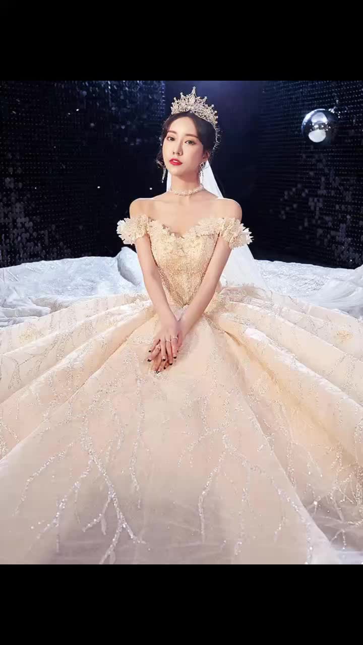 一字肩奢华拖尾婚纱