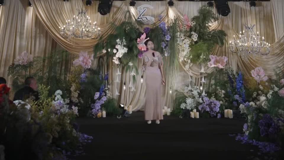 團(tuán)隊(duì)女司儀華麗主持