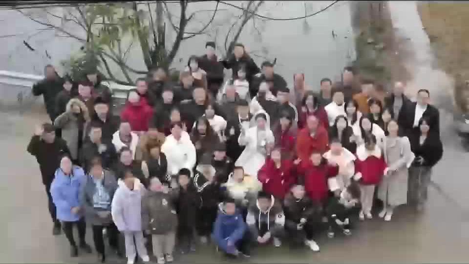 户外仪式后彩烟合影环节