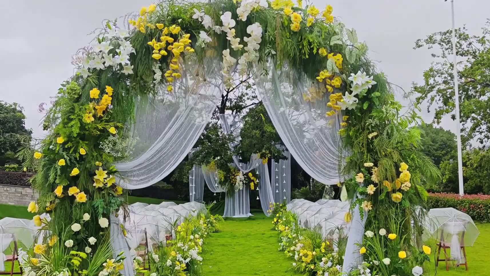 白绿色花拱户外草坪婚礼