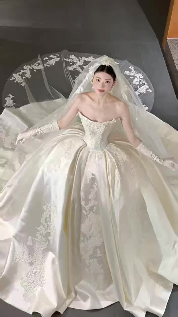 皇室梦境：奢雅缎面蕾丝拖尾婚纱
