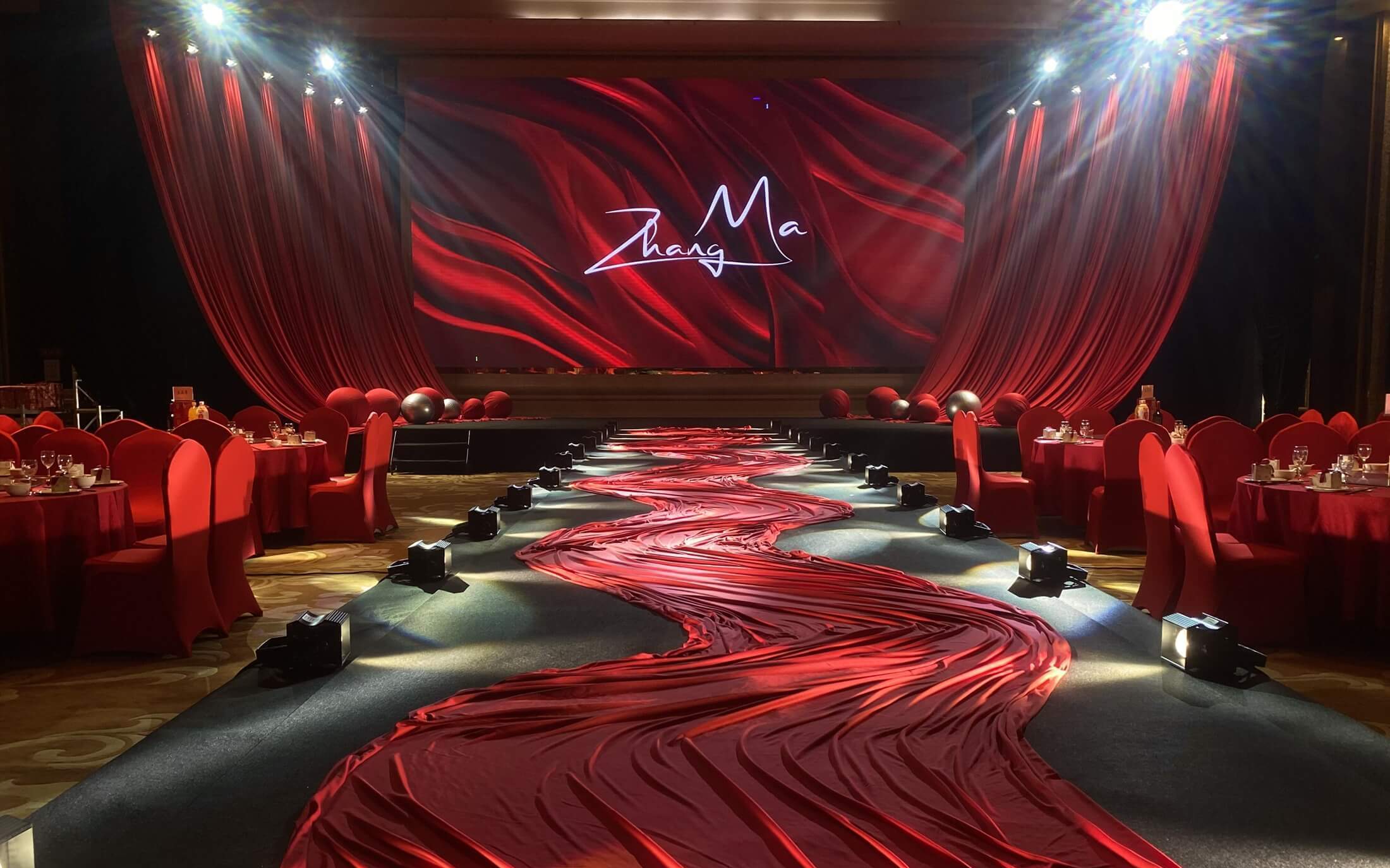 红色布幔秀场风大屏婚礼