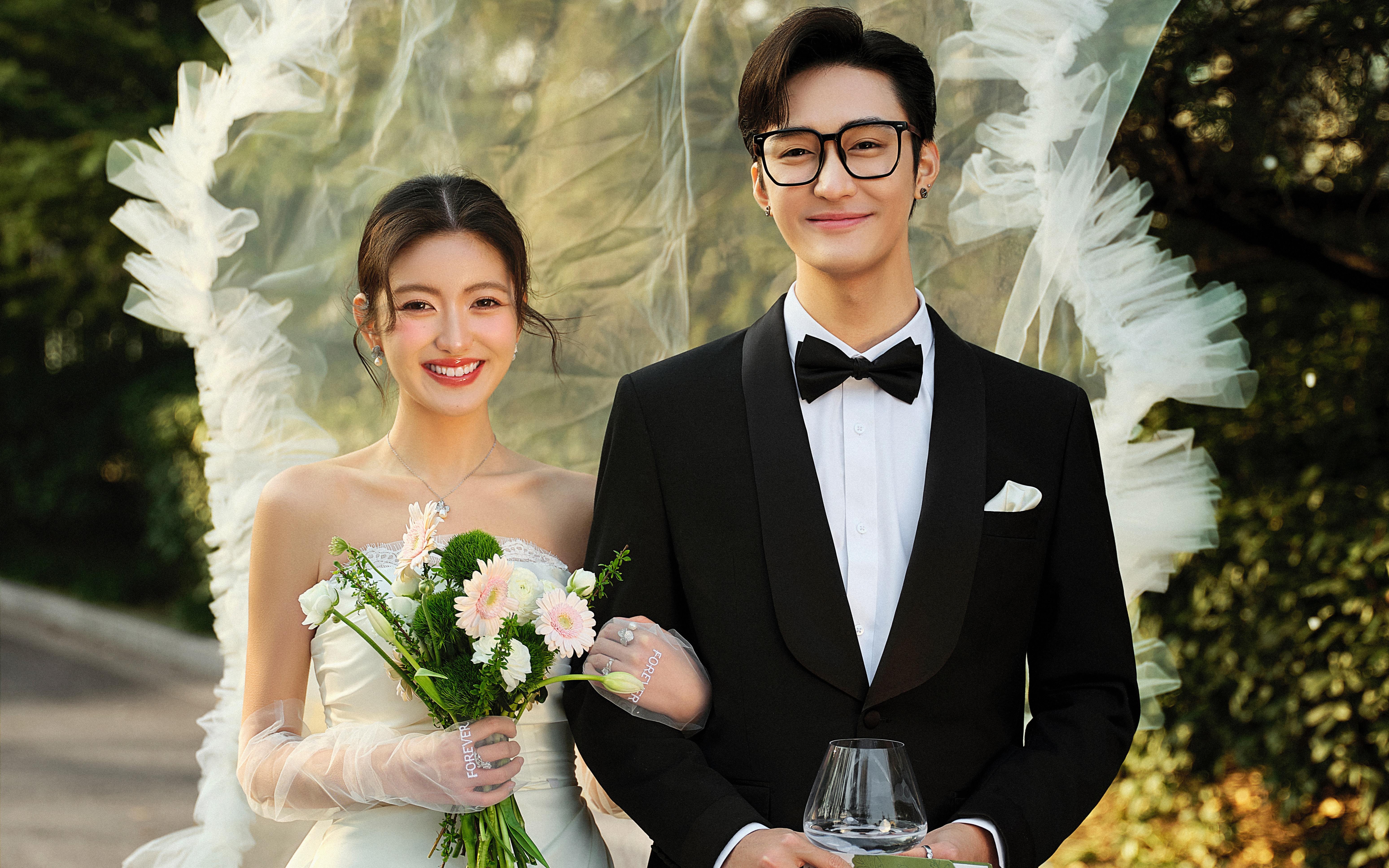 硬控20s🔥生命力草坪婚纱照太封神了