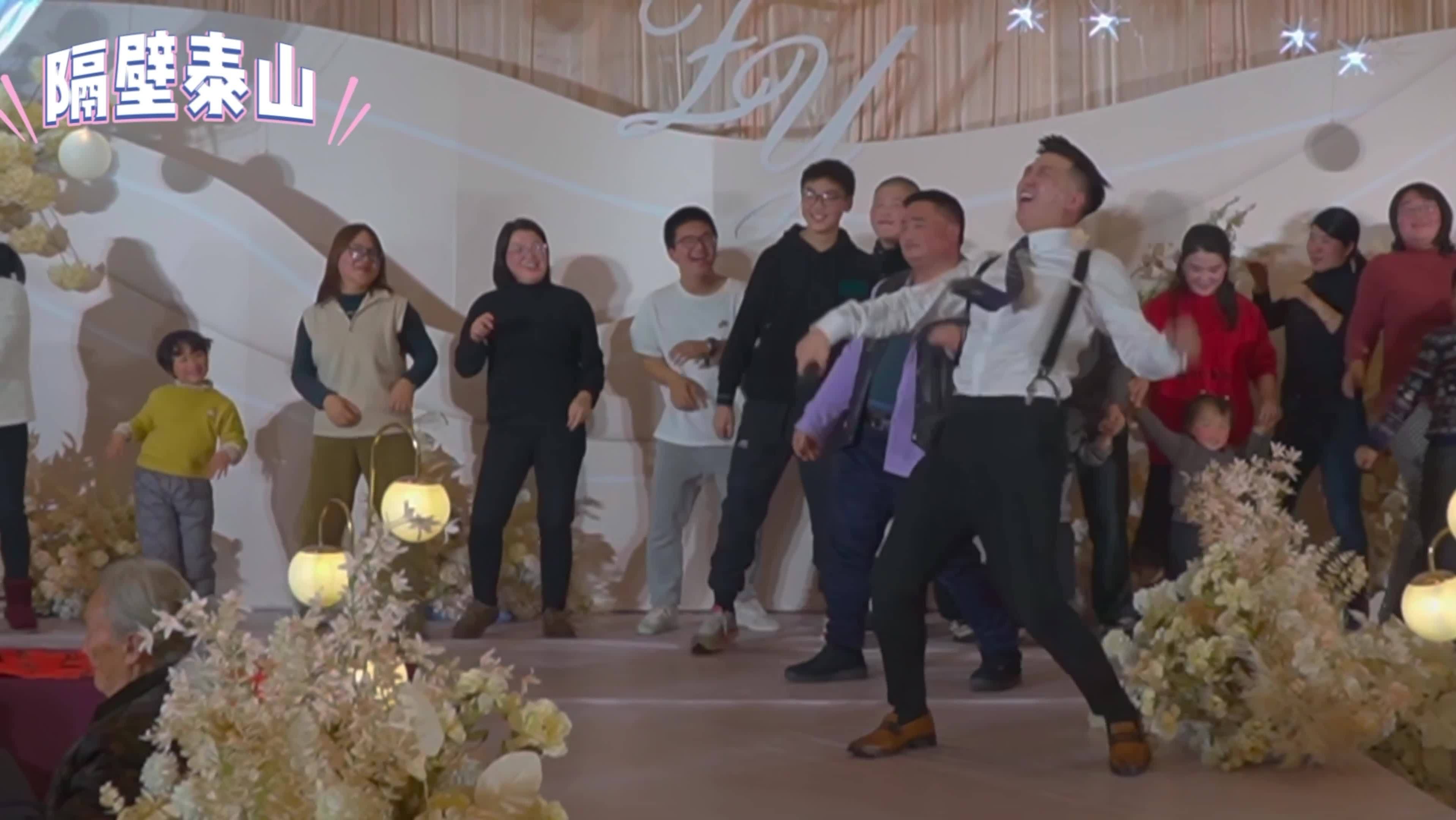 这个主持人真的太能带动气氛了