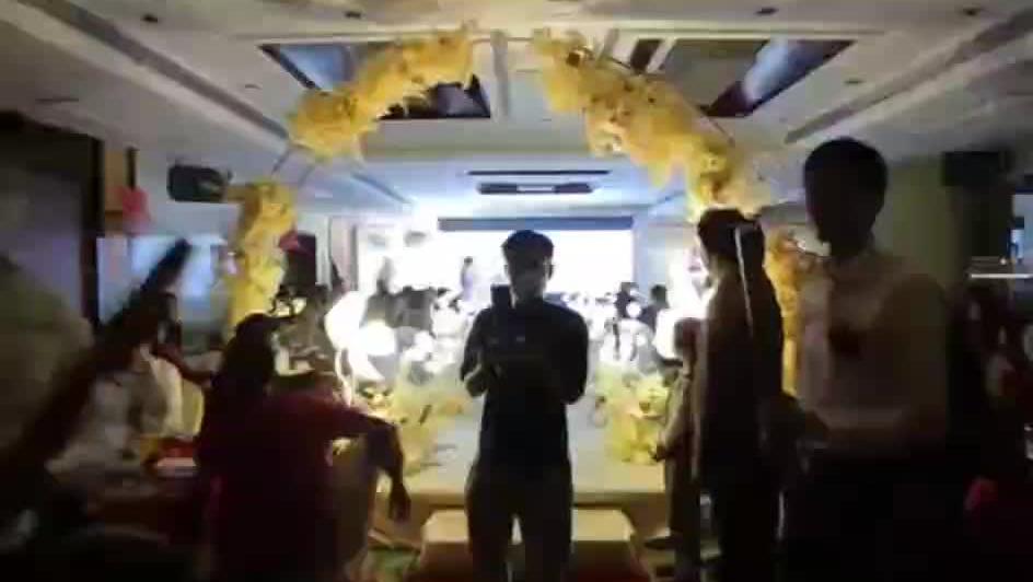 东莞本地粤语婚引爆全场的新郎出场