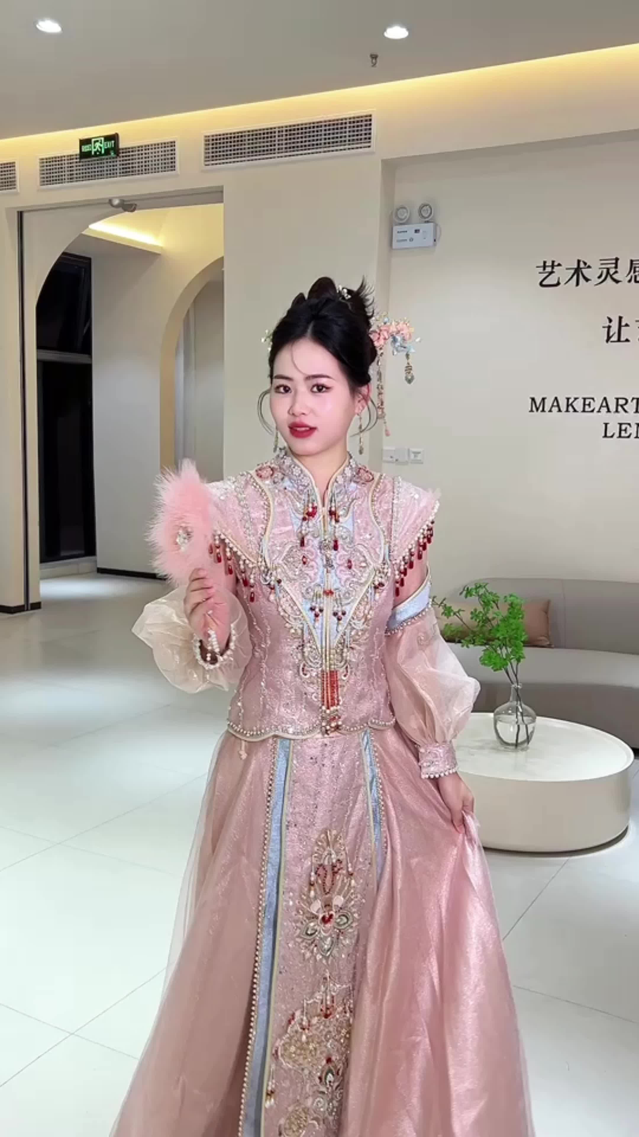 婚纱礼服-出门秀禾-泡泡袖