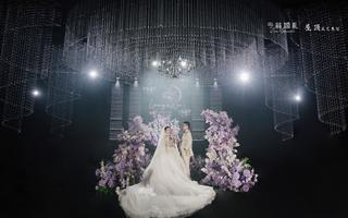 紫色婚礼交接区水晶吊顶布置