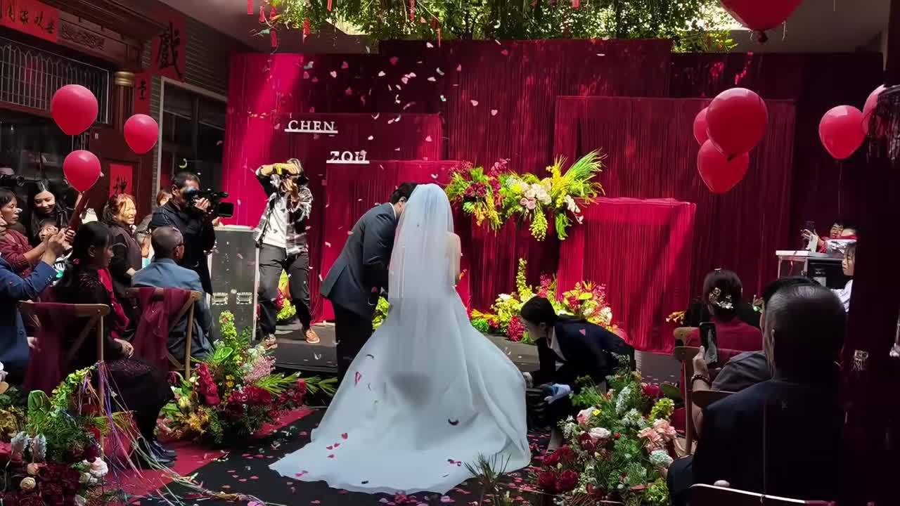 藍(lán)白森系戶外婚禮｜在清新花簇與水晶垂幔間解鎖浪漫