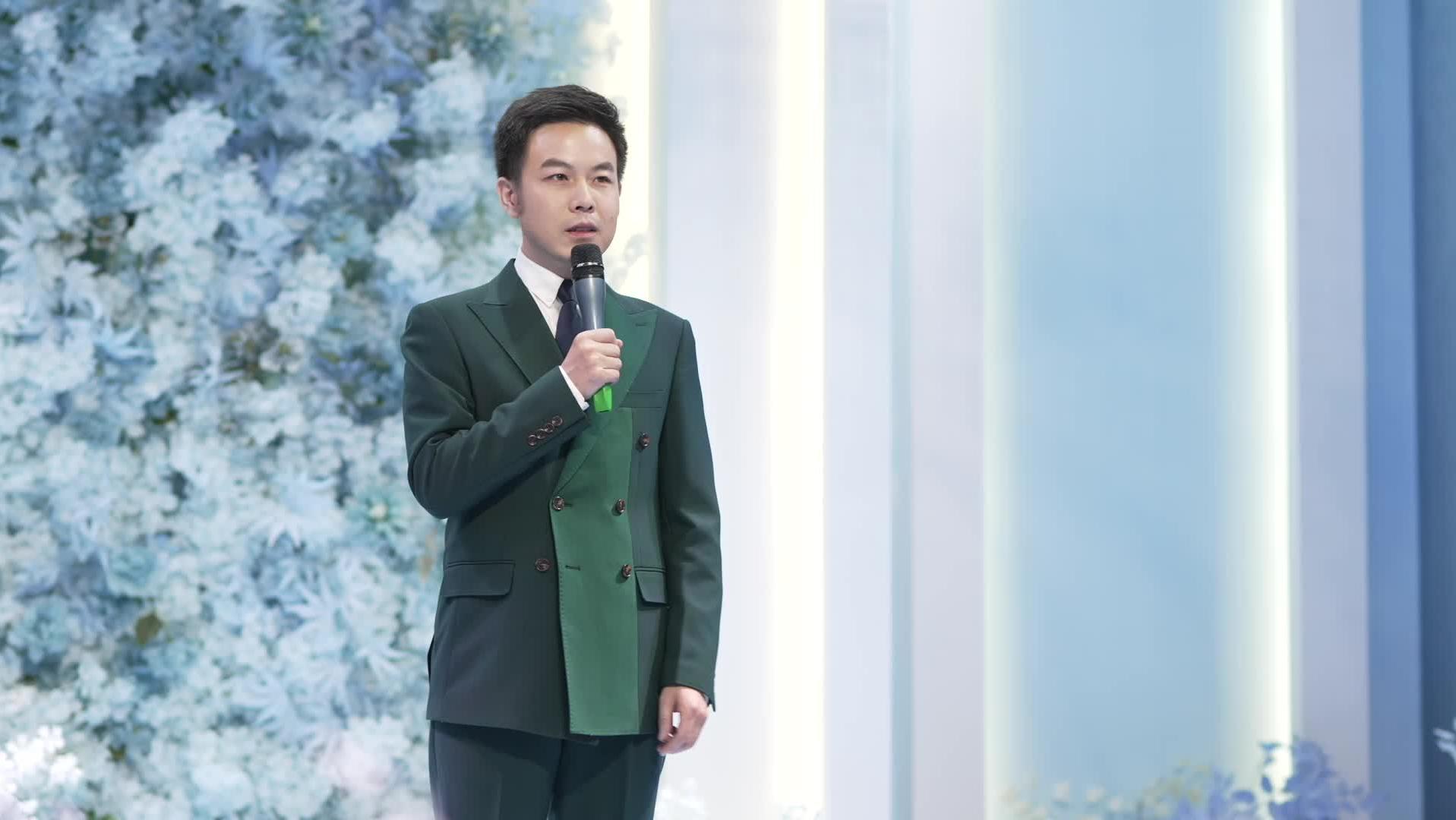 主持“逛，吃”的爱情