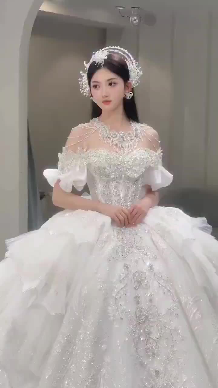 <高奢宠你>国际品牌婚纱礼服套餐+总监化妆师