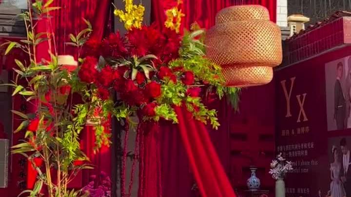  朱绒含吉·芳辰挚约