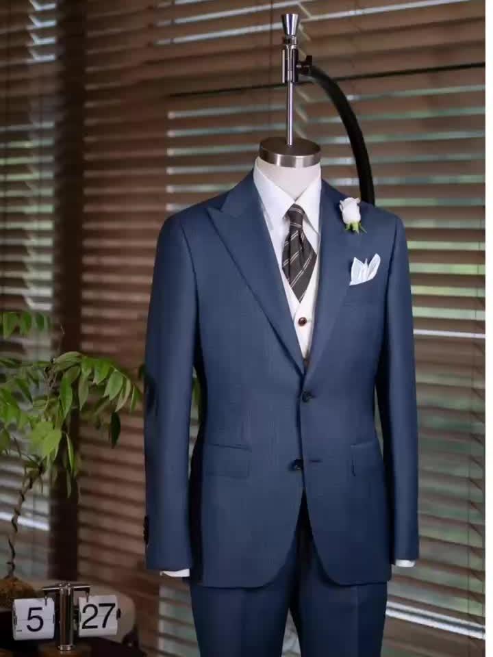 戗驳领深蓝色暗格西装