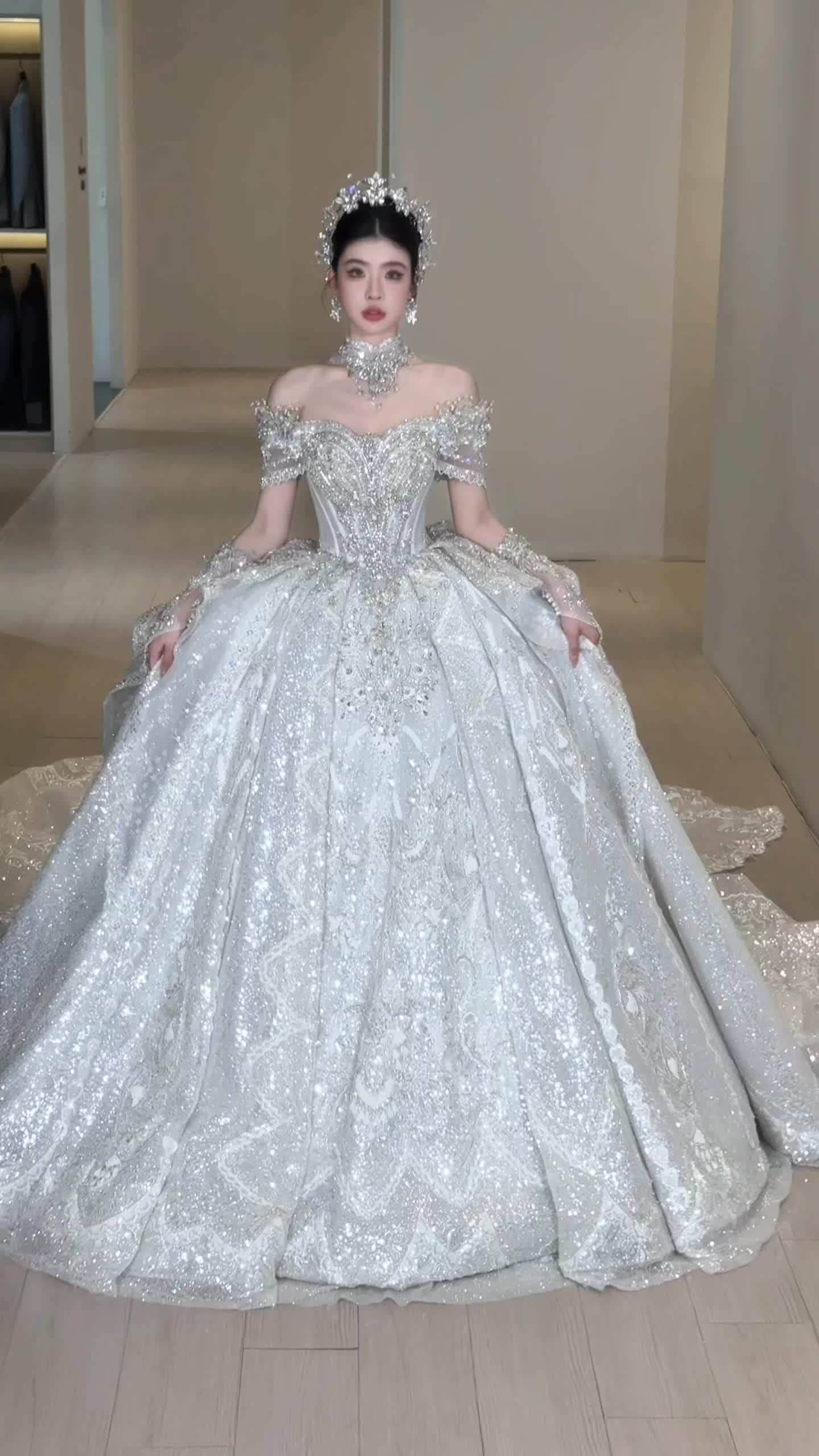 钻石加冕：一字肩闪钻宫廷拖尾婚纱
