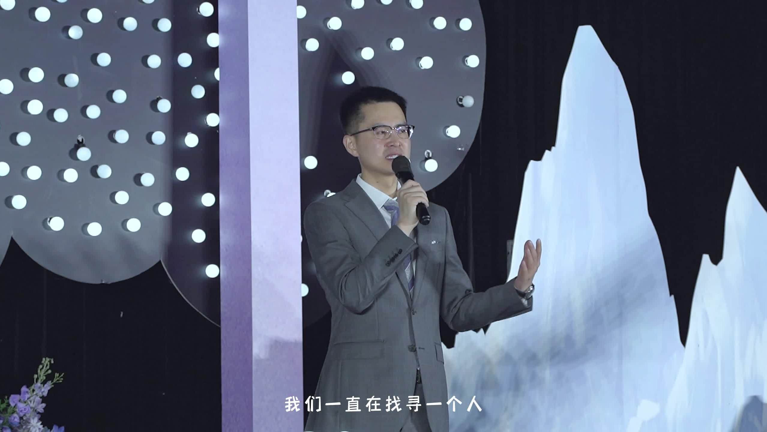 温文儒雅的主持人