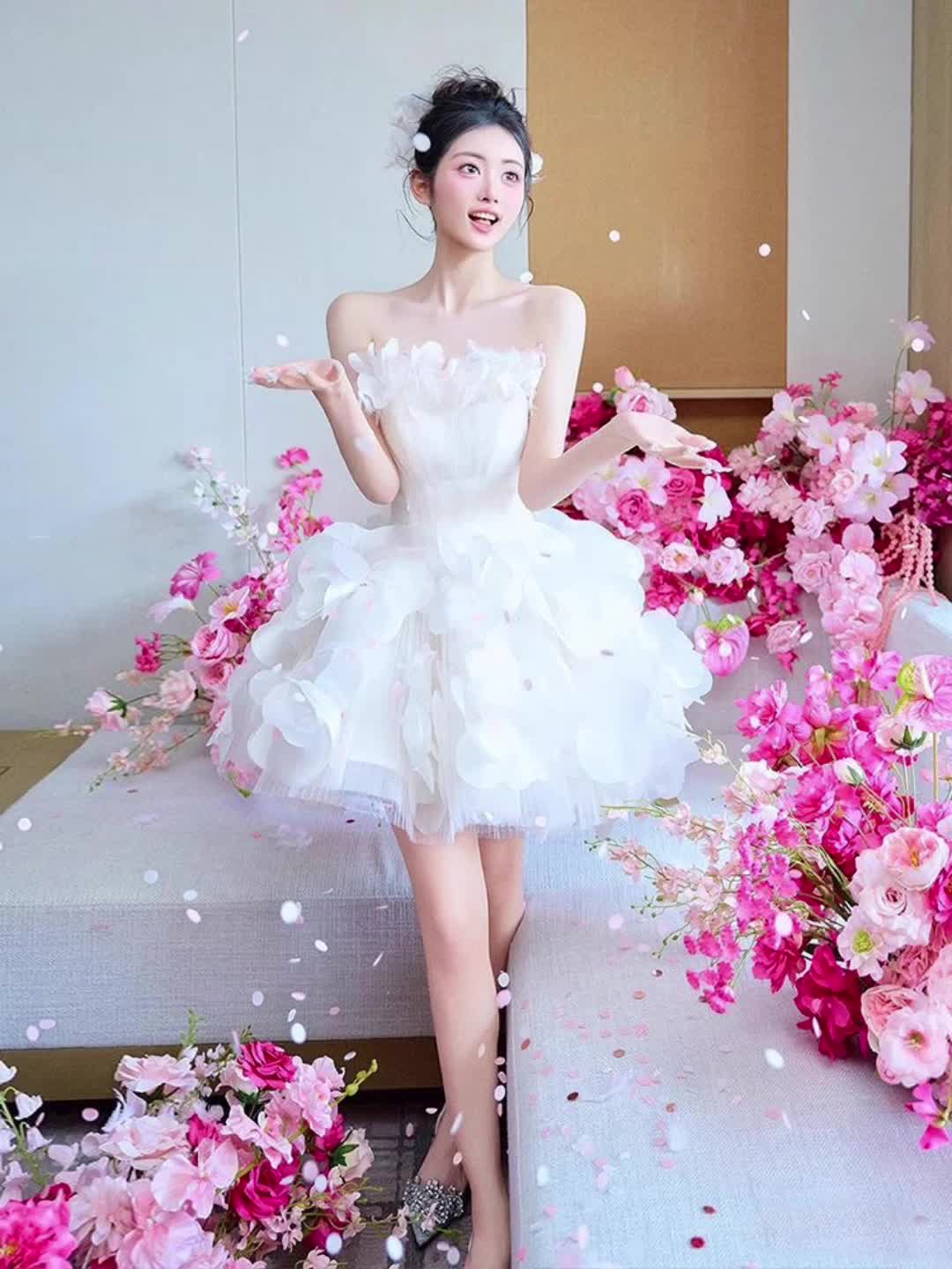 花瓣礼裙，抹胸设计，浪漫灵动