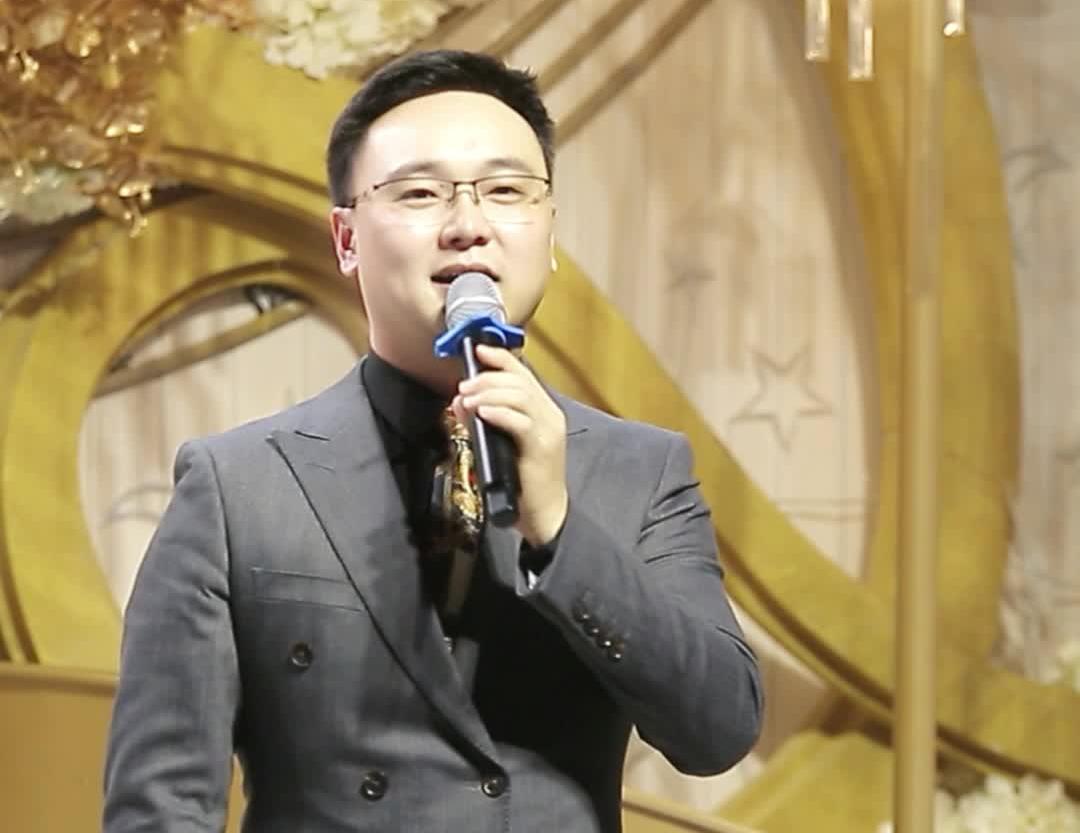 不会夸你，但会爱你