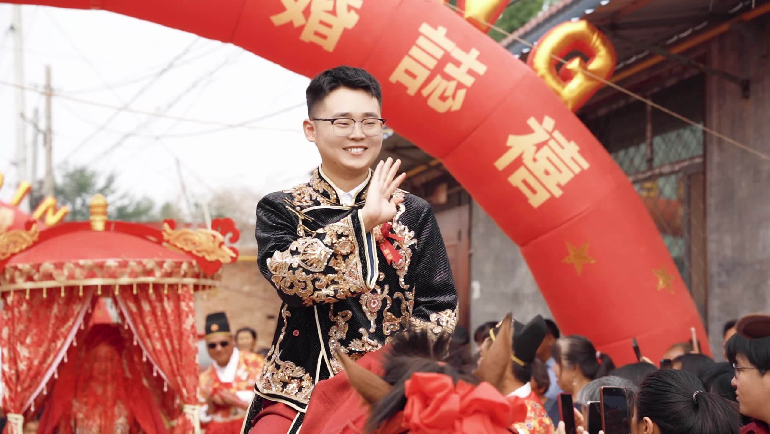 花轿接亲好热闹呀
