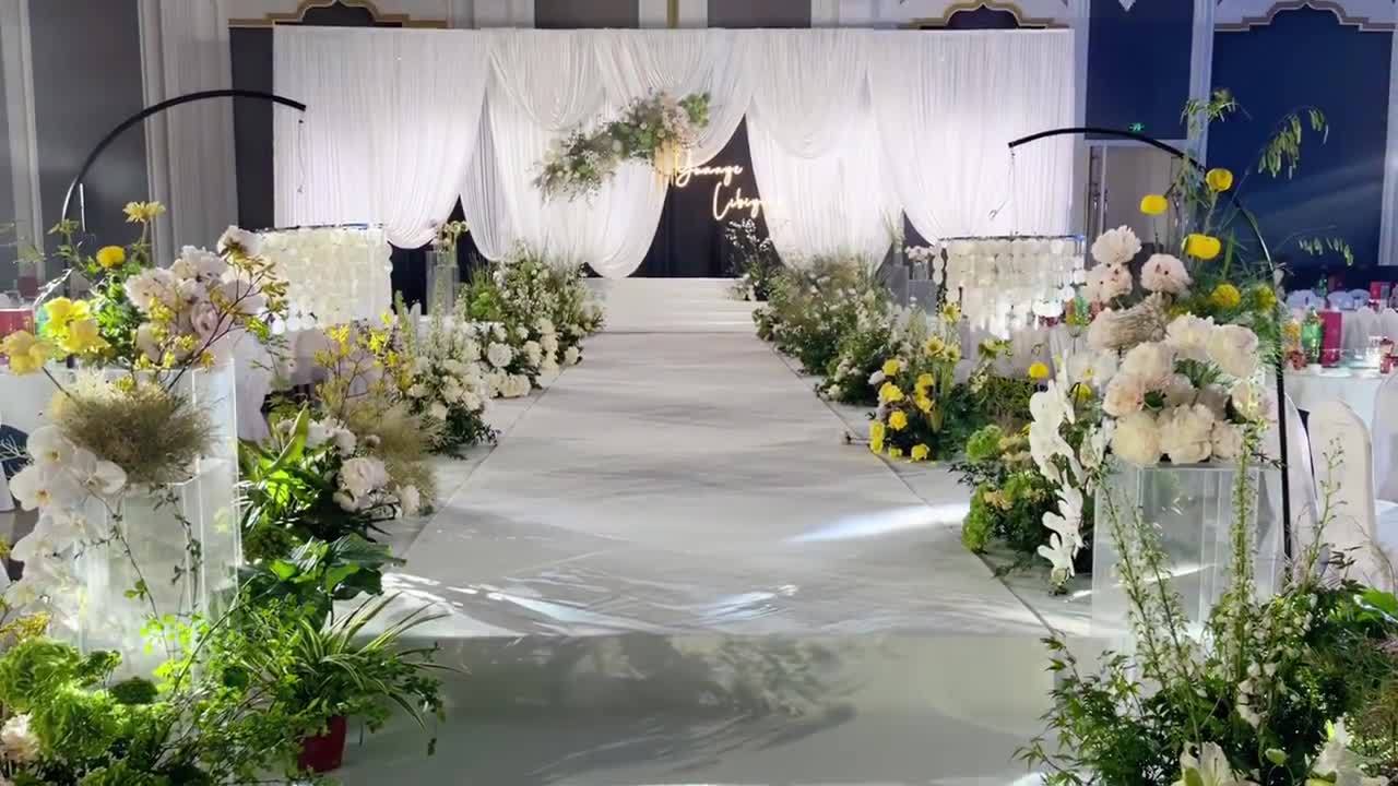 布幔裝飾點(diǎn)亮婚禮現(xiàn)場，氛圍柔和出眾