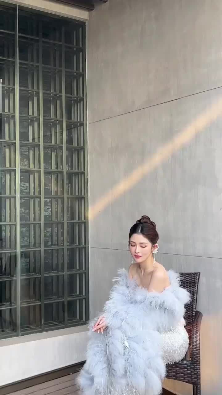 「披肩羽毛造型」仙欲风鱼尾敬酒服
