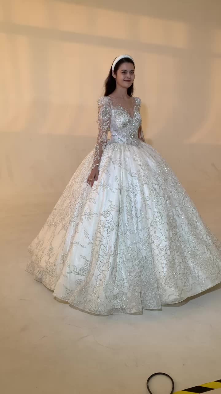 【展厅精选】—蕾丝缎面结合拖尾